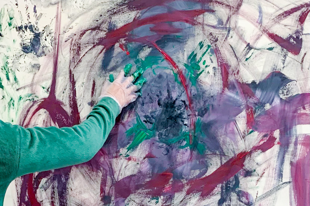 Read more about the article Experimentelle Malerei auf großformatigen Leinwänden