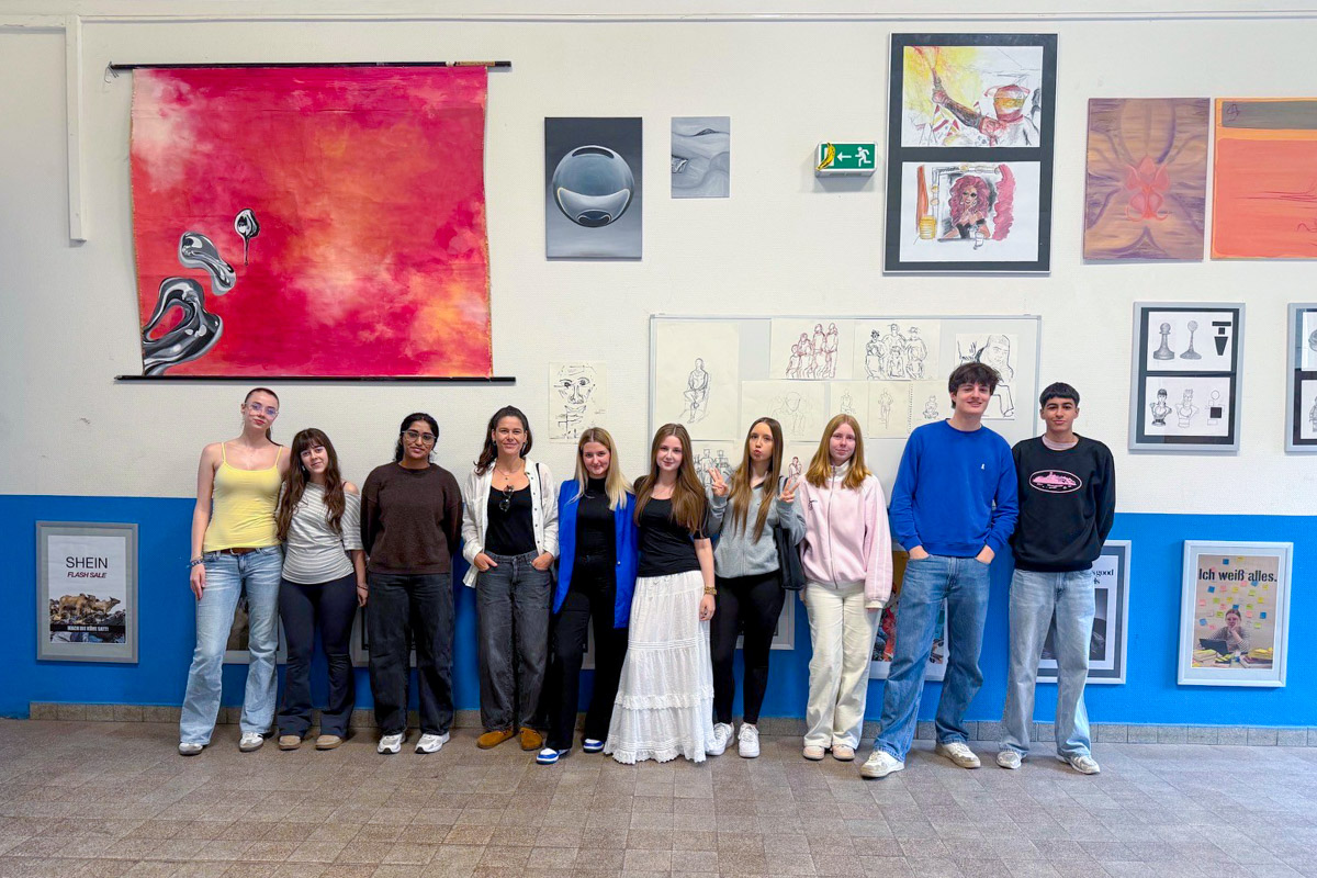 Read more about the article Kreativität im hinteren Foyer: Vernissage an der Elly-Heuss-Schule
