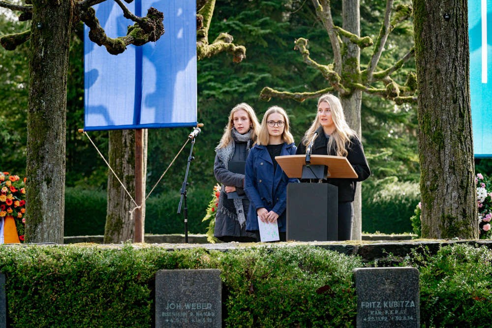 Read more about the article Schülerinnen und Bläserensemble gestalten bewegende Gedenkstunde