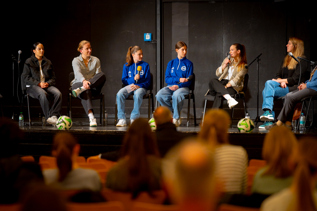 Read more about the article <span class="dquo">„</span>Frauenfußball – Der lange Weg zum Equal Play“: Gelungene Podiumsdiskussion
