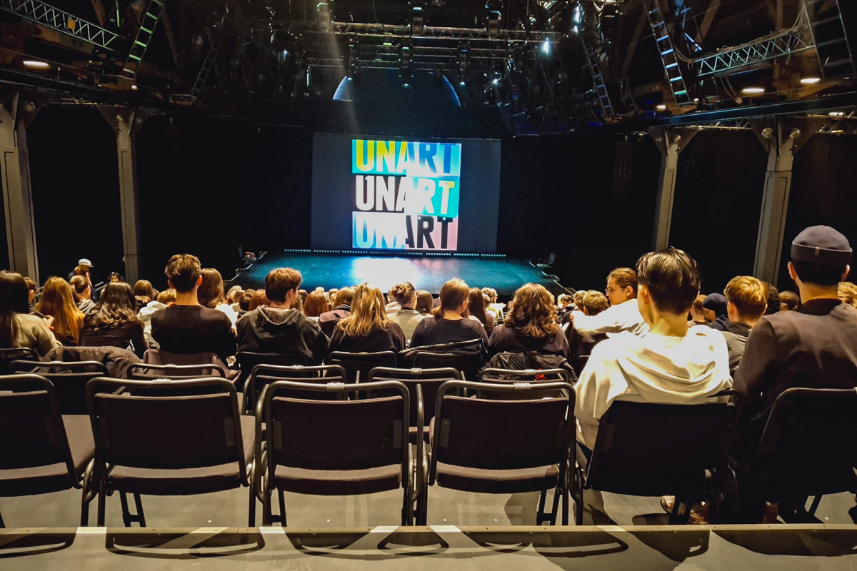 Read more about the article <span class="caps">UNART</span> – „Beyond the Words“: Einladung zum Best of&nbsp;<span class="caps">UNART</span>