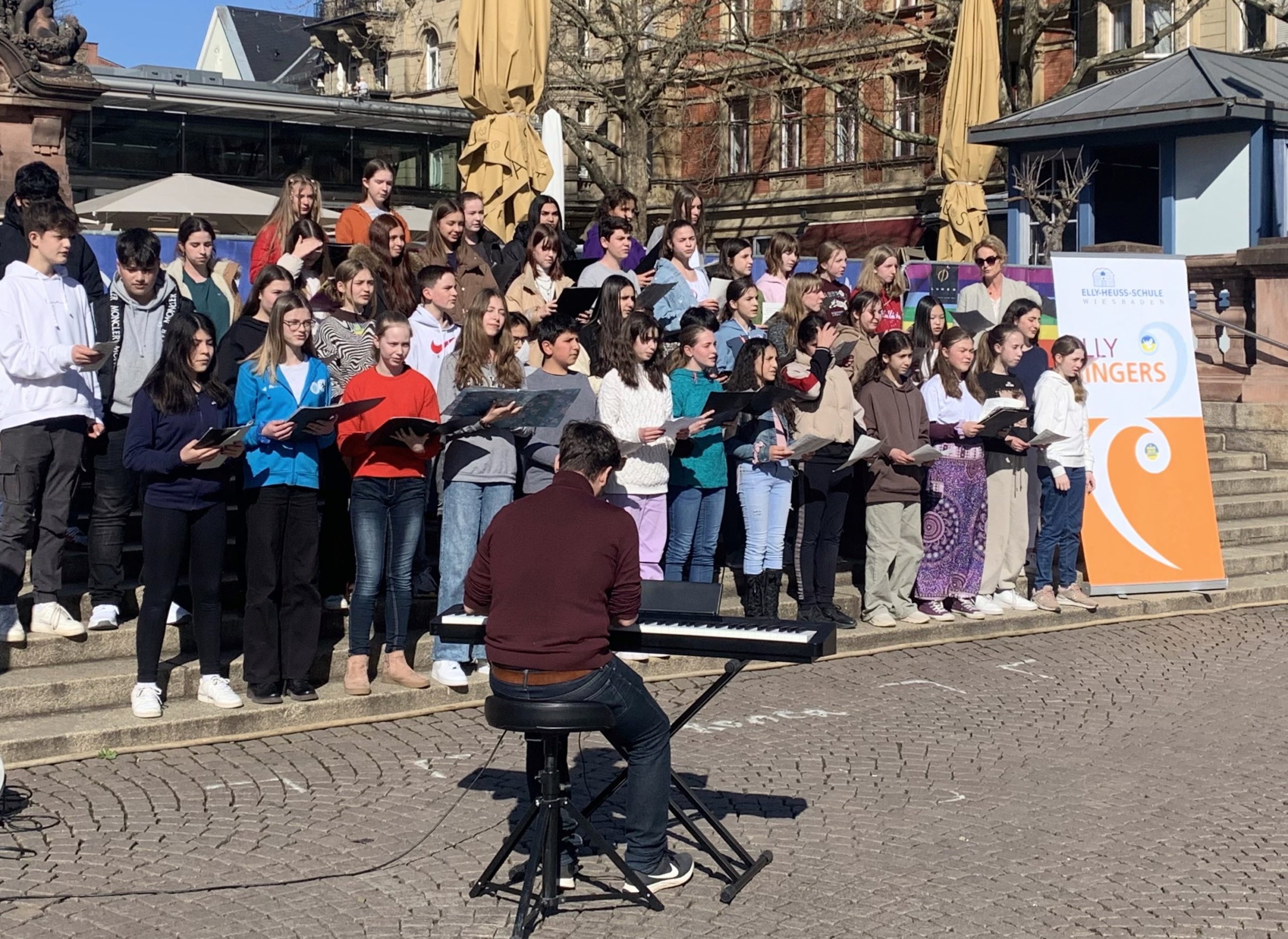 Read more about the article <span class="dquo">„</span>Elly Singers“ der Elly-Heuss-Schule singen Friedenslieder